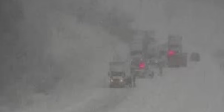 Nesreća od 100 automobila zatvorila je međudržavnu cestu Michigan i ostavila vozače na cjedilu