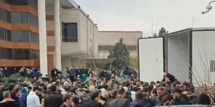 Nešto nezamislivo se događa u Iranu: Uplakani ljudi stižu pred mrtvačnice, sve je puno crnih vreća