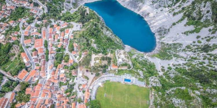 Netko je s južne vidilice bacao otpad u Crveno jezero. Očistilo se, a sada stiže još dobrih vijesti: Osigurana sredstva za čišćenje Modrog jezera