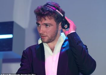 Nezgodan trenutak, Rocco Ritchie remiksira pjesmu mame Madonne dok je DJ na praznom plesnom podiju na zabavi Grammyja