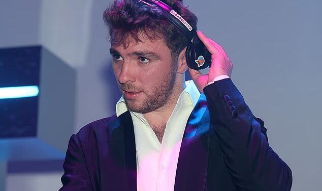 Nezgodan trenutak, Rocco Ritchie remiksira pjesmu mame Madonne dok je DJ na praznom plesnom podiju na zabavi Grammyja