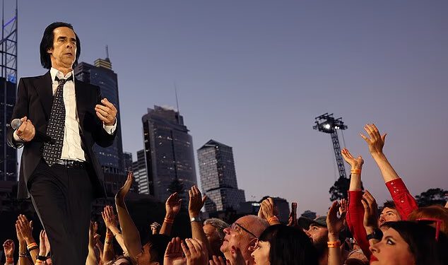 Nick Cave iznenađuje na rasprodanom koncertu u Sydneyu dok obožavatelji posežu za bogom rocka na trijumfalnom povratku na pozornicu