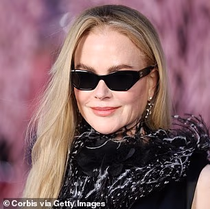 Nicole Kidman ponovno otkriva svoju periku na Chanelovoj reviji nakon što je zaljuljala svoje zapanjujuće prirodne kovrče u Australiji