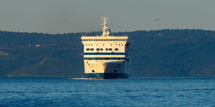 Nova pravila na trajektnoj liniji za Brač. Otočane razbjesnile cijene: “Neka se gradonačelnica izbori za nas, ovo je pljačka”