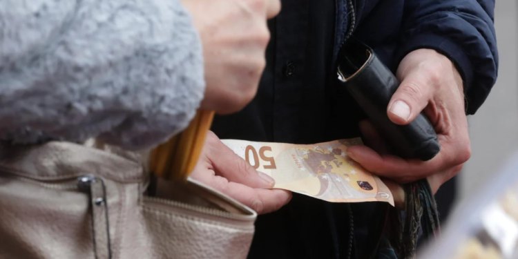 Novi udar na građane, evo detaljnog popisa poskupljenja u 2026. godini. Raste cijena dopunskog, struje, odvoza otpada…