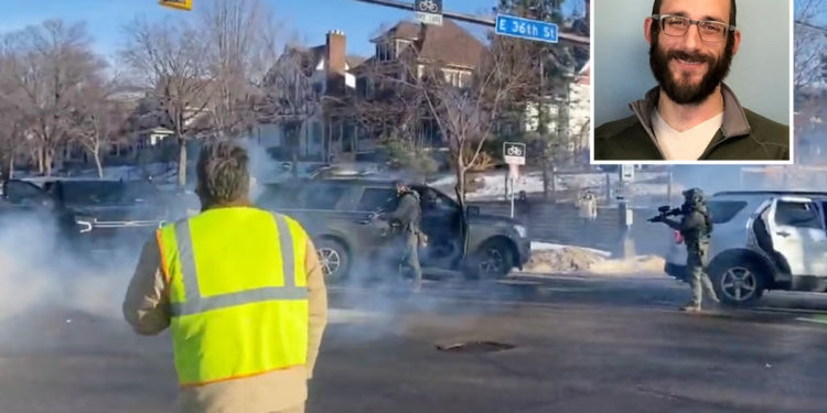 Novi video Alexa Prettija otkriva novi kut reakcije saveznih agenata nakon što je nogom udario u stražnje svjetlo njihovog SUV-a