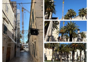 Ogromna dizalica u centru Trogira, zaštićenoj UNSECO