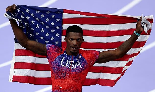 Osvajač olimpijske medalje slavi s odvjetnicima nakon što je pobijedio optužbu za obiteljsko nasilje na Floridi