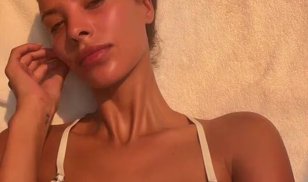 Otok ljubavi: voditeljica All Starsa ​​Maya Jama hvata zrake u dubokom gingham bikiniju dok se opušta u Južnoj Africi usred svojih voditeljskih obaveza