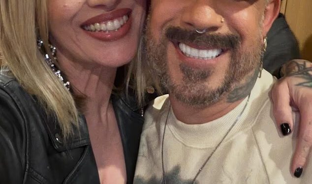 Otuđena supruga zvijezde Backstreet Boysa AJ McLeana hospitalizirana je nakon što je osjetila tajanstvenu ‘bol’ u trbuhu