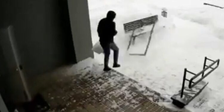 Otvorio vrata susjedi pa izbjegao mračnu sudbinu: Pogledajte kako su ga sekunde dijelile do užasa