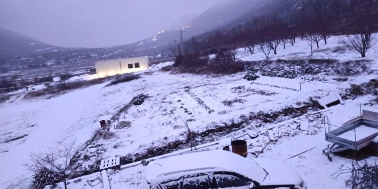 Ovako izgleda mjesto kod Omiša: Zimski uvjeti na ključnim prometnicama, HAK upozorava na poledicu