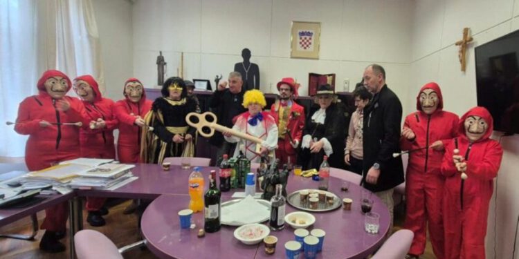 Pala vlast u Sinju, maškare preuzele ključ Grada: “Gotov si, Bulju!”