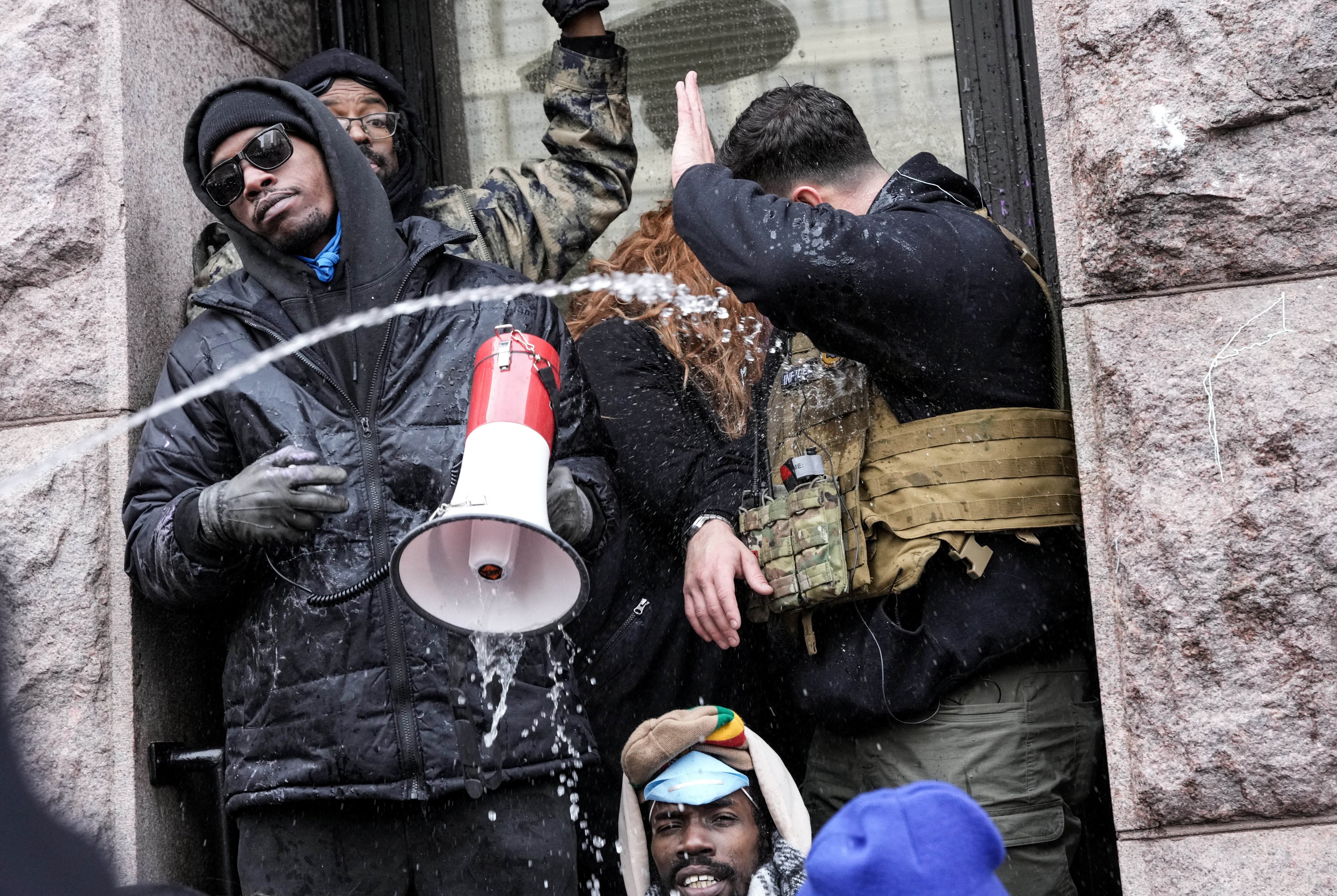 Protuprosvjednici su bacali vodu i vodene balone i svladali Jakea Langa, koji je svoj skup nazvao 'KRIŽARSKIM MARŠOM' u znak podrške ICE-u
