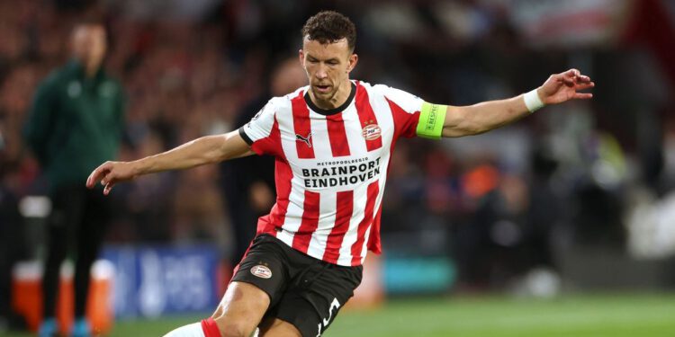 Perišić, neki bivši igrači PSV-a: “Ima taj negativni aspekt. Čudno.” Bosz…