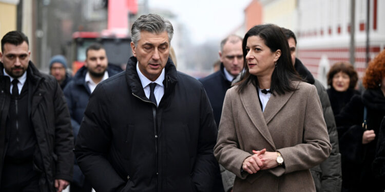 Petrinja je uništeni grad bez budućnosti: Stanovi idu podobnima koji nisu imali ništa, a pravi vlasnici čame u kontejnerima