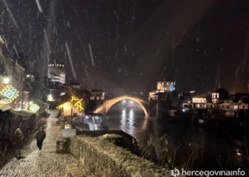 Počeo padati snijeg u Mostaru
