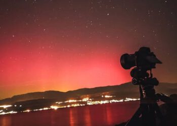 Pogledajte auroru borealis iznad Splita, snimio ju je fotograf s Brača