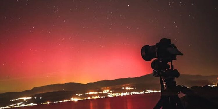 Pogledajte auroru borealis iznad Splita, snimio ju je fotograf s Brača