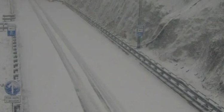 Pogledajte kako jutros izgledaju ceste kroz Liku, evo i snijega odmah iza sv. Roka. DHMZ izdao niz upozorenja