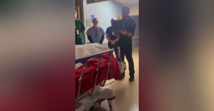 Pojavljuje se video na kojem Alex Pretti odaje počast preminulom veteranu | Vijesti