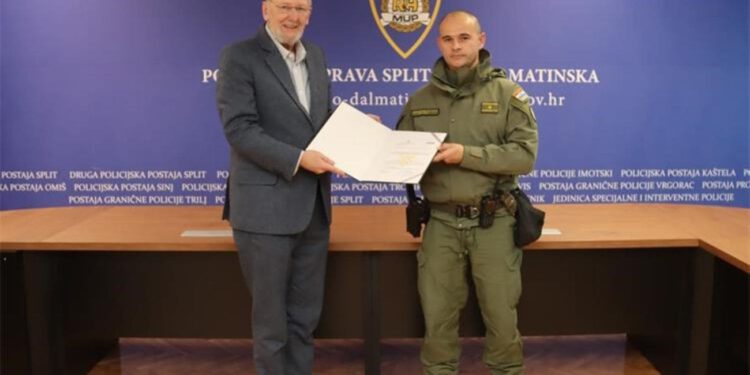 Policajac u Solinu uskočio u vatru i izvukao čovjeka. Božinović mu uručio prizanje