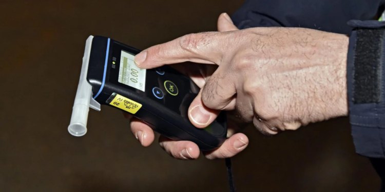 Policija privela dvojac koji je vozio ‘pod gasom’: vozačica je u 17 sati imala 2,5 promila, a vozač nije imao ni dozvolu