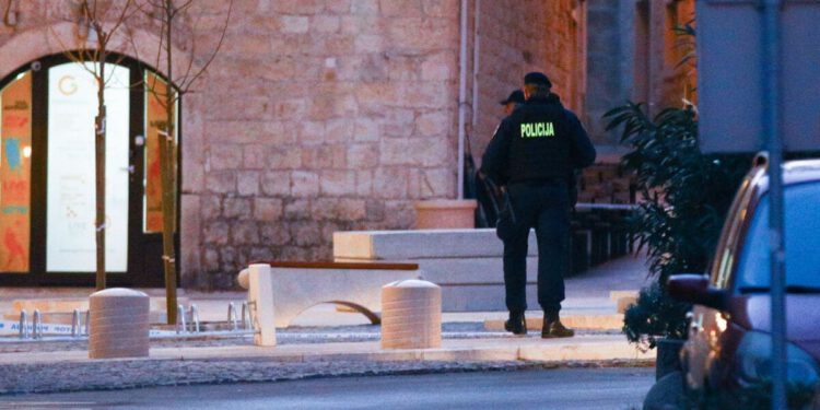 Policija u Dalmaciji razotkrila opasan arsenal droge i oružja: Objavljeno što je sve pronađeno…