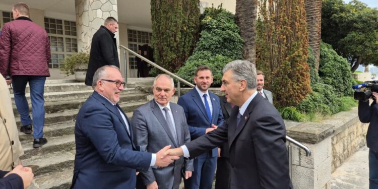 “Poljička Republika” proziva Vladu i Hrvatske vode zbog projekta na Jadru i povezuje ga s trasom brze ceste Dugi Rat – Omiš