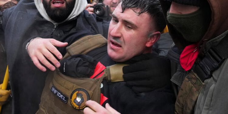 Pomilovani izgrednik 6. siječnja otjeran s pro-ICE skupa u Minneapolisu nakon što je pucao ‘Ice, Ice Baby’ i prijetio spaljivanjem Kur’ana