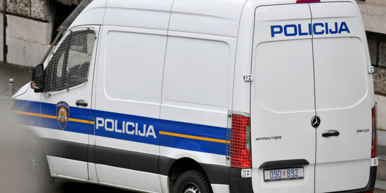 Potjera u Sesvetama: Pokušao pregaziti policiju, zapucali na njega