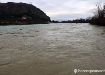 Povišen vodostaj Radobolje, Neretva blizu granice redovne obrane, odron u Blagaju