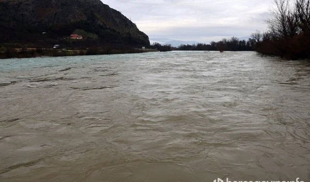Povišen vodostaj Radobolje, Neretva blizu granice redovne obrane, odron u Blagaju