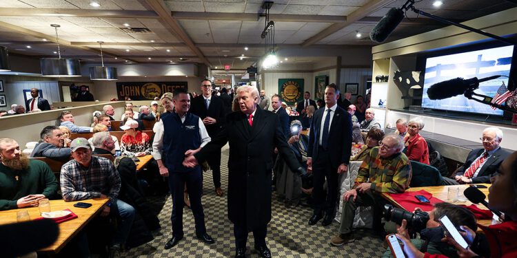 Predsjednik Donald Trump prima molitvu od pokrovitelja restorana u Iowi