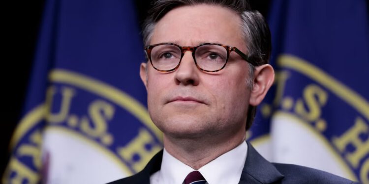 Predsjednik Predstavničkog doma Mike Johnson izbjegava dok Trump DOJ cilja na predsjednika Federalnih rezervi Jeromea Powella