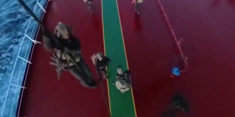 Procurile dramatične snimke francuske akcije: Pogledajte kako su upali na ruski tanker