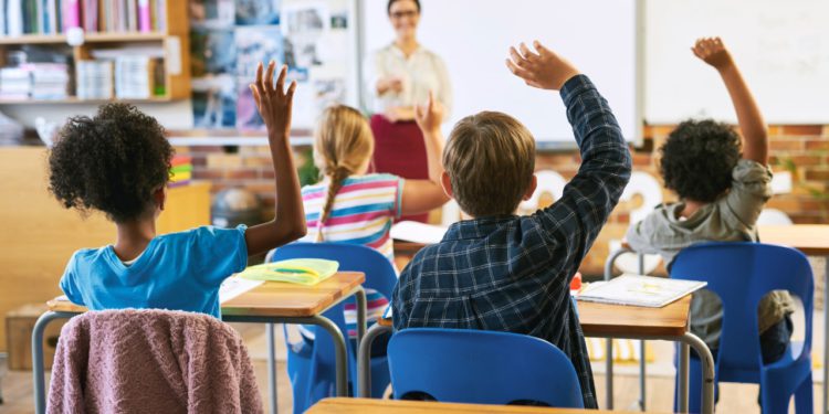 Program za učitelje Minnesote navodno ograničava podobnost prema rasi