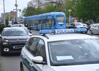Prometni kolaps u Zagrebu zbog teške prometne nesreće: Tramvaji stoje, ljudi idu pješke