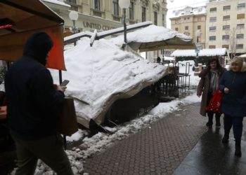 Propala nadstrešnica kafića u centru Zagreba: Urušio se i adventski šator u Križevcima