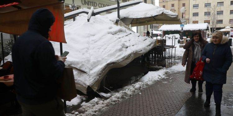 Propala nadstrešnica kafića u centru Zagreba: Urušio se i adventski šator u Križevcima