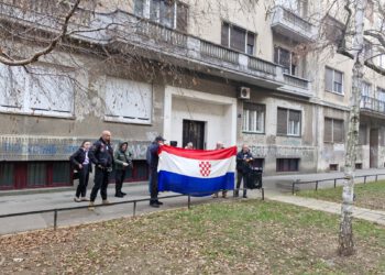 Prosvjed ispred stana Mrak Taritaš: Puštali Thompsona, susjedi ih prolijevali s vodom