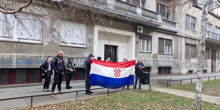 Prosvjed ispred stana Mrak Taritaš: Puštali Thompsona, susjedi ih prolijevali s vodom