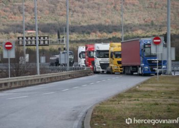 Prosvjedi prijevoznika nastavljeni na graničnim prijelazima prema EU, trajat će do ispunjenja zahtjeva