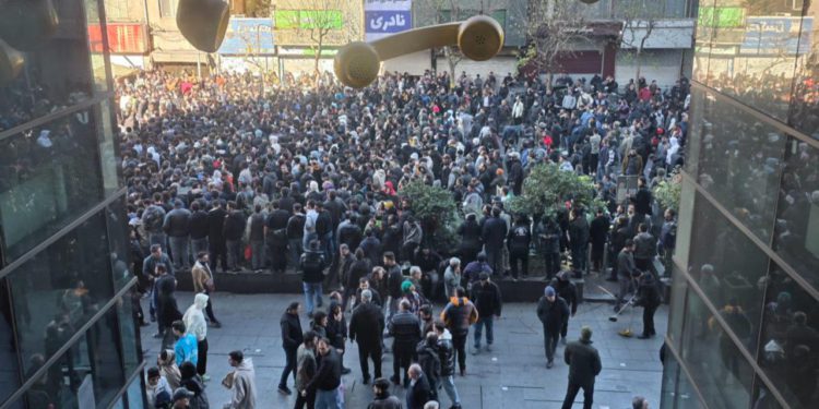 Prosvjedi u 40 iranskih gradova: Naročito nasilni na zapadu zemlje