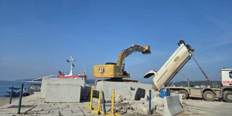 ROVINJ Sjeverni lukobran na Svetoj Katarini gradi se prema planu