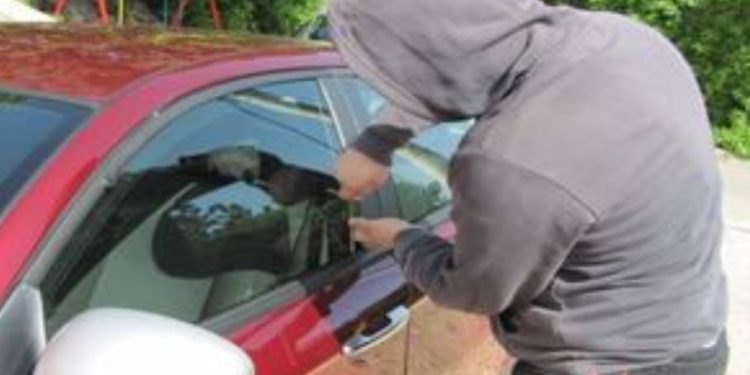 Razbio stakla na automobilima pa krenuo!