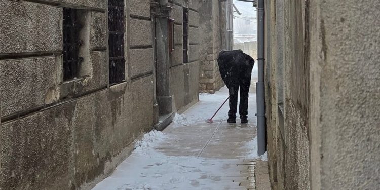 Riva i brodice u zimskoj priči