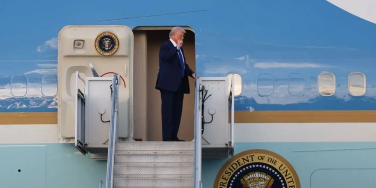 Ruta Trumpove povorke prilagođena nakon što je sumnjivi predmet pronađen u zračnoj luci Palm Beach