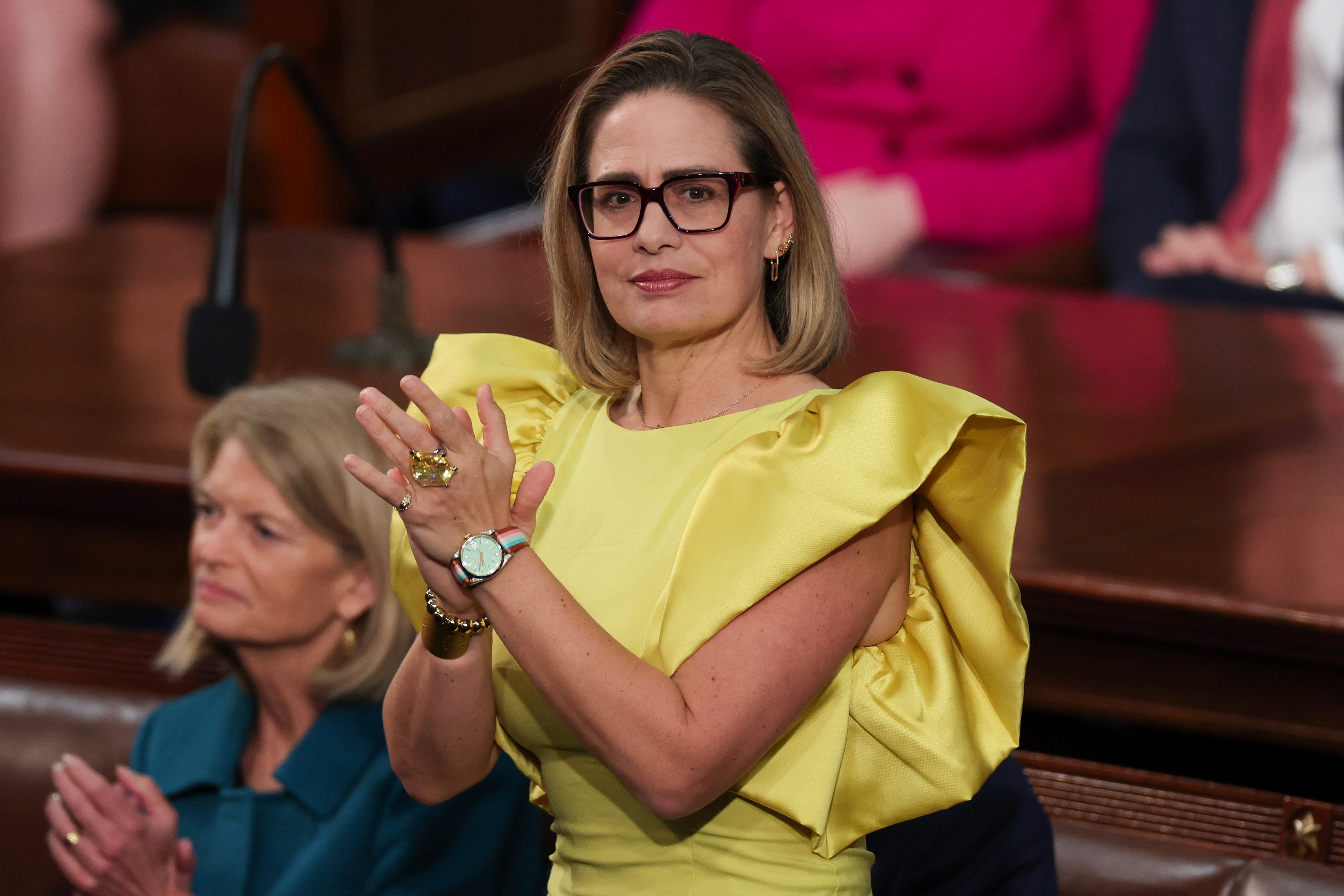 Tadašnja senatorica Kyrsten Sinema pozdravlja govor predsjednika Joea Bidena o stanju Unije 2023.