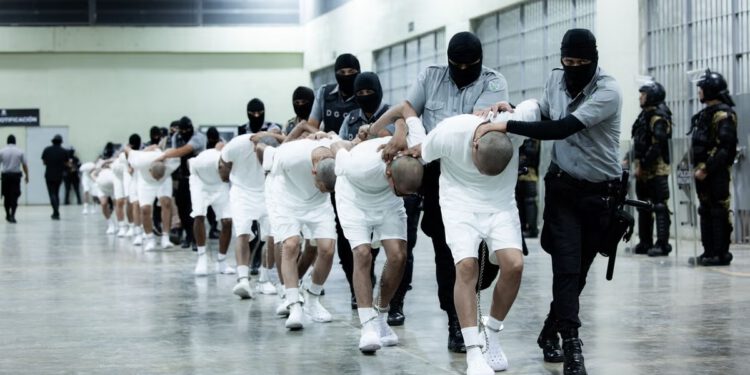 Segment ’60 minuta’ koji je kontroverzno nabacio glavni urednik CBS Newsa Bari Weiss napokon se emitira